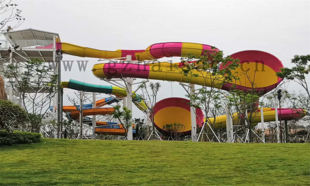 水上乐园畅享滑梯盛宴，尖叫欢乐一夏